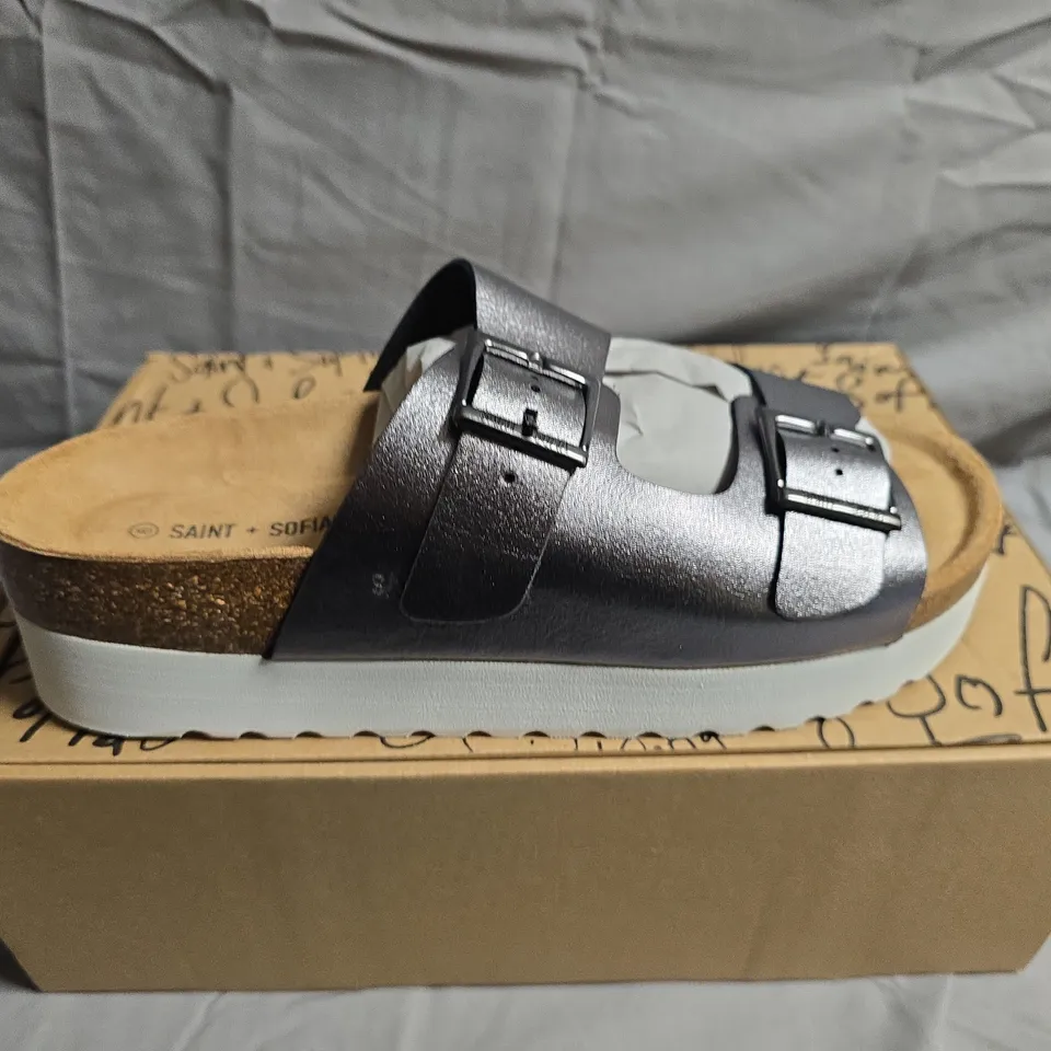 BOXED PAIR OF SAINT+SOFIA SUTTON SLIDES - UK SIZE 6