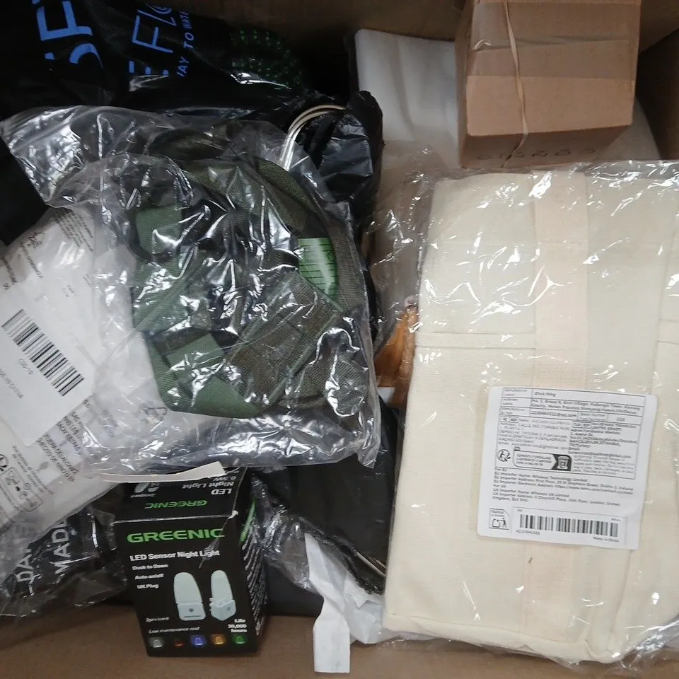 BOX OF APPROXIMATELY 15 ASSORTED HOUSEHOLD ITEMS TO INCLUDE NITRILE GLOVES, DRINKS BOTTLE, ETC