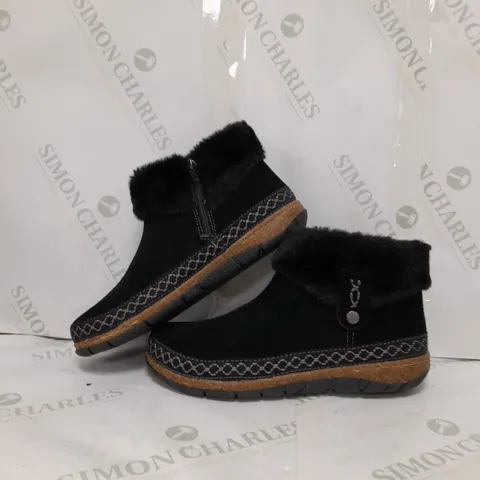 BOXED PAIR OF EARTH ORIGINS EMMALYN BLACK BOOTIES - SIZE 6