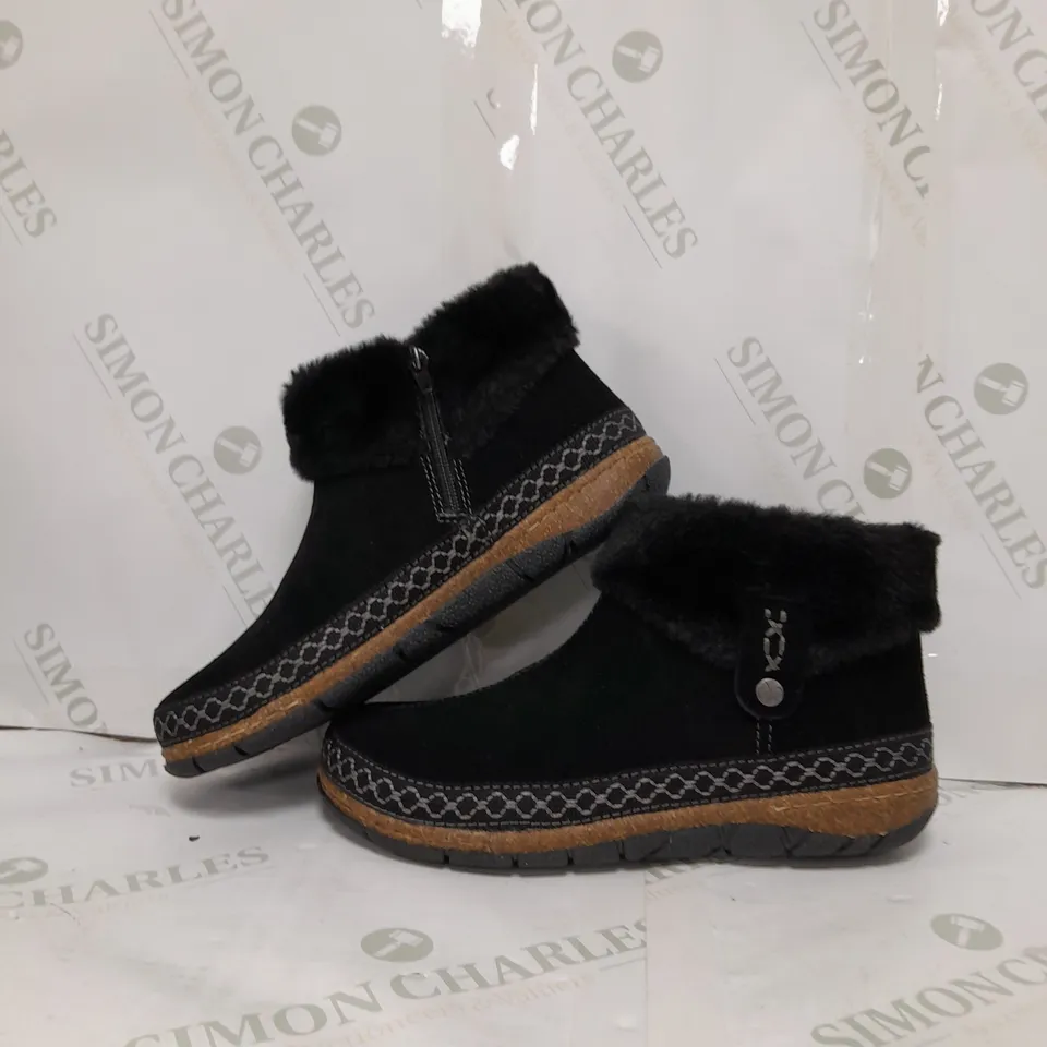 BOXED PAIR OF EARTH ORIGINS EMMALYN BLACK BOOTIES - SIZE 6
