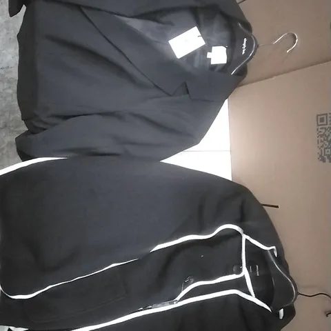 A PALLET CONTAINING APPROXIMATELY 90 BRAND NEW DESIGNER WOMEN'S CLOTHES WHICH INCLUDE; JD WILLIAMS BLAZERS, JACKETS ETC