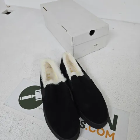 RAVEL FUR-LINED SLIPPERS, BLACK – UK 6