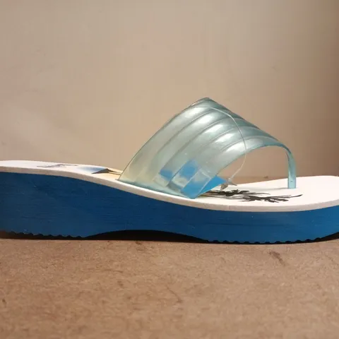 BOXED PAIR OF SUNA BOSLEY TOE-POST WEDGE SANDALS IN BLUE SIZE 8