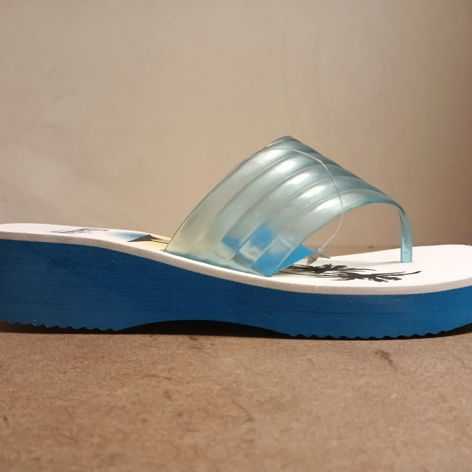 BOXED PAIR OF SUNA BOSLEY TOE-POST WEDGE SANDALS IN BLUE SIZE 8