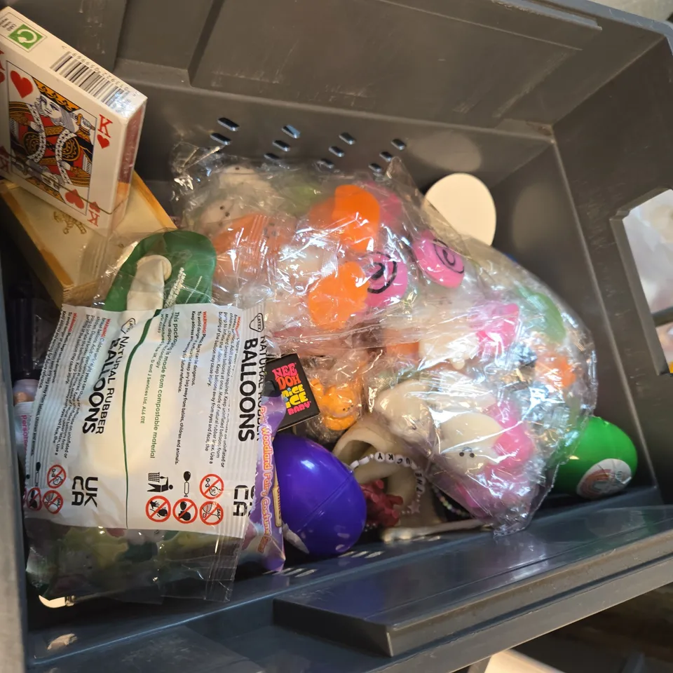 LARGE QUANTITY OF TOYS AND ACCESSORIES TO INCLUDE; PLAYING CARDS, GLITTER GLUE PENS FOR CRAFTING, MOTHER EARTHS TOILET SHEETS, YOTO STORY, ANIMAL DOODLES, GLOW BRACELETS AND FUNKO MINI POP WRESTLERS