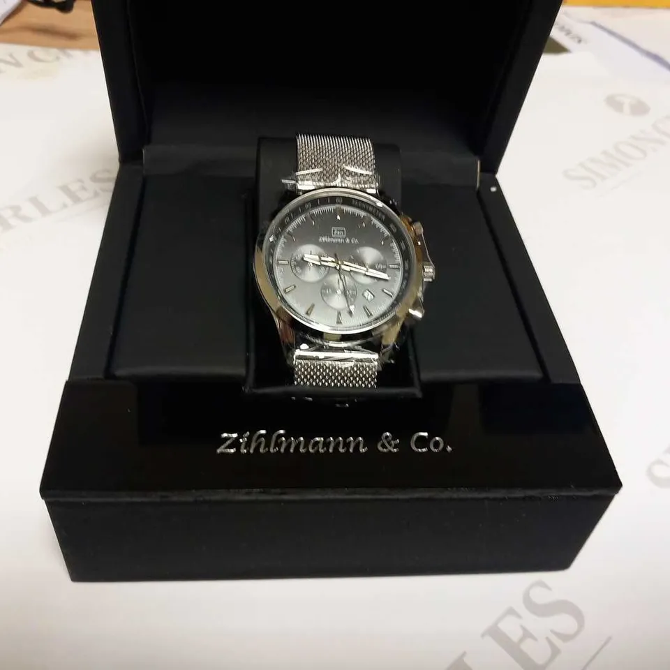 MEN’S ZIHLMANN & CO CHRONOGRAPH WATCH – MODEL ZC70 – SILVER COLOUR CASE – BLACK DIAL WITH SUB DIALS – 3ATM WATER RESISTANT – STAINLESS STEEL STRAP 
