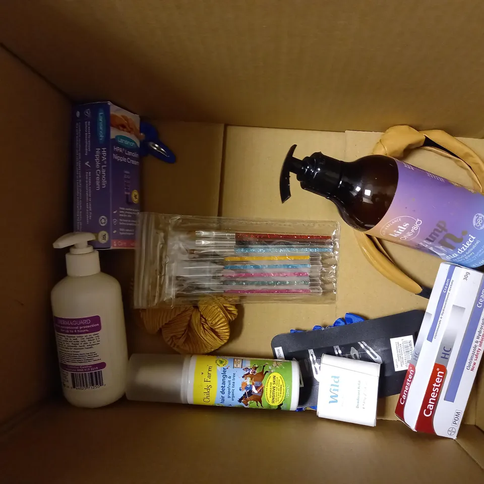 BOX OF APPROX 10 CHILDS COSMETICS TO INCLUDE CHILDS FARM MOISTURISER, CHILDS FARM BODY WASH AND LOL SURPRISE PLASTERS