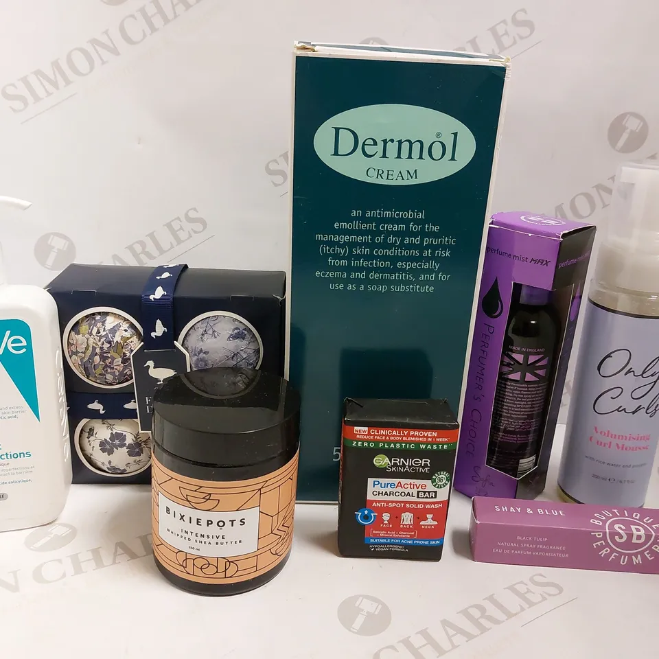 BOX OF APPROX 25 COSMETIC ITEMS TO INCLUDE DERMOL CREAM, CERAVE BLEMISH CONTROL CLEANSER, ONLY CURLS VOLUMISING MOUSSE