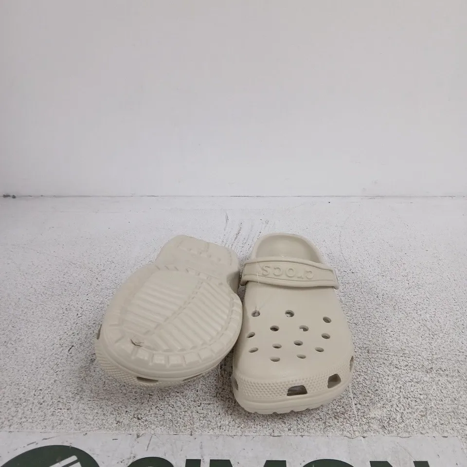 CROCS CLASSIC BAE CLOG – CREAM – UK 7 (EU 39-40)
