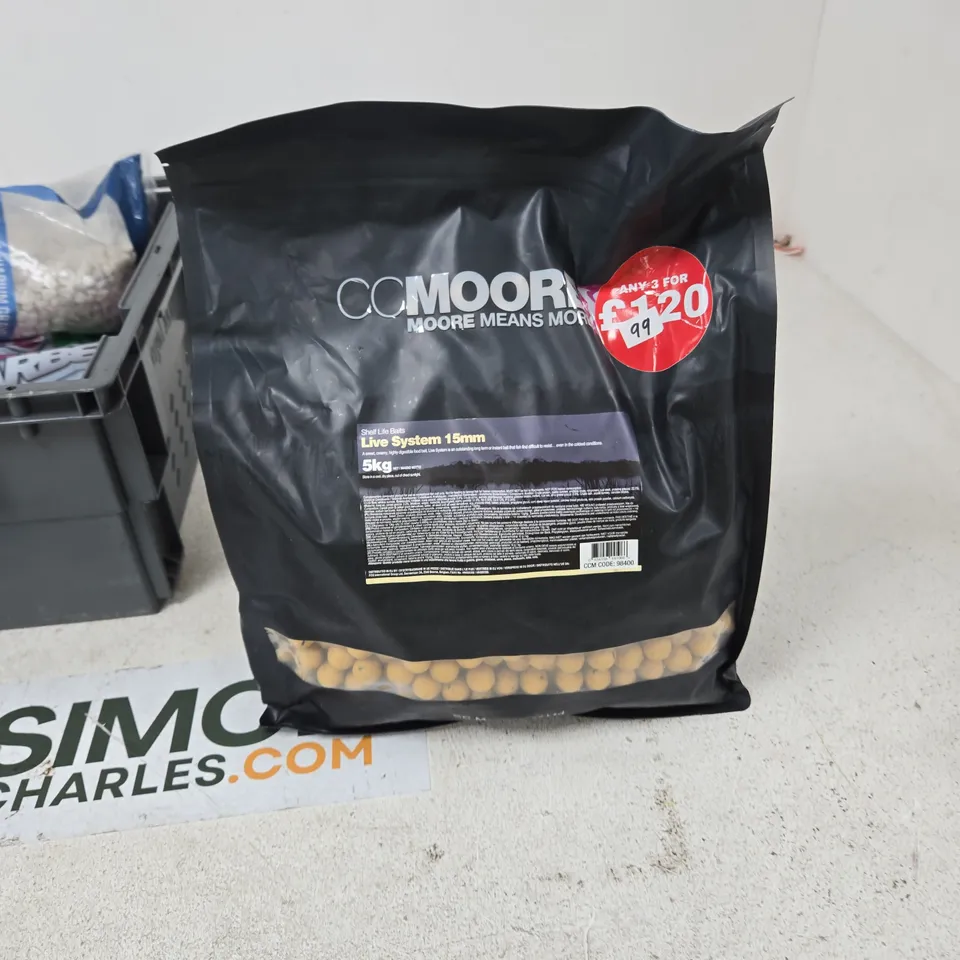 TOTE OF APPROXIMATELY 4 ASSORTED ITEMS TO INCLUDE: CCMOORE SHELF LIFE BAITS 15MM 5KG