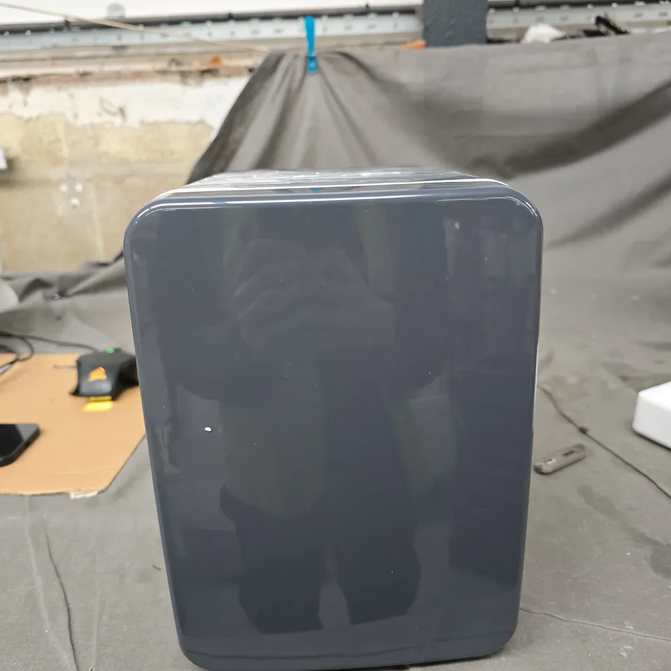 COMPACT MINI FRIDGE – DARK GREY EXTERIOR, WHITE INTERIOR