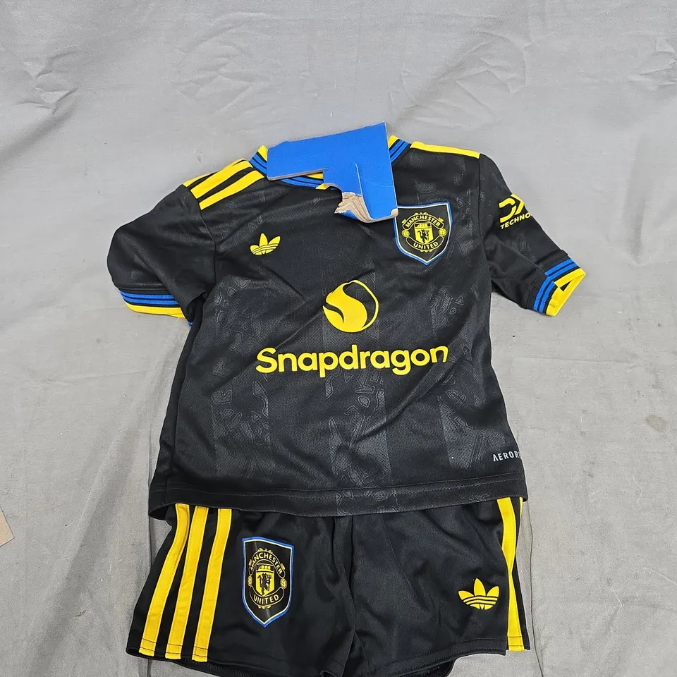 MANCHESTER UNITED JUNIOR 25/26 THIRD FOOTBALL MINI KIT - BLACK - SIZE 2/3 YEARS
