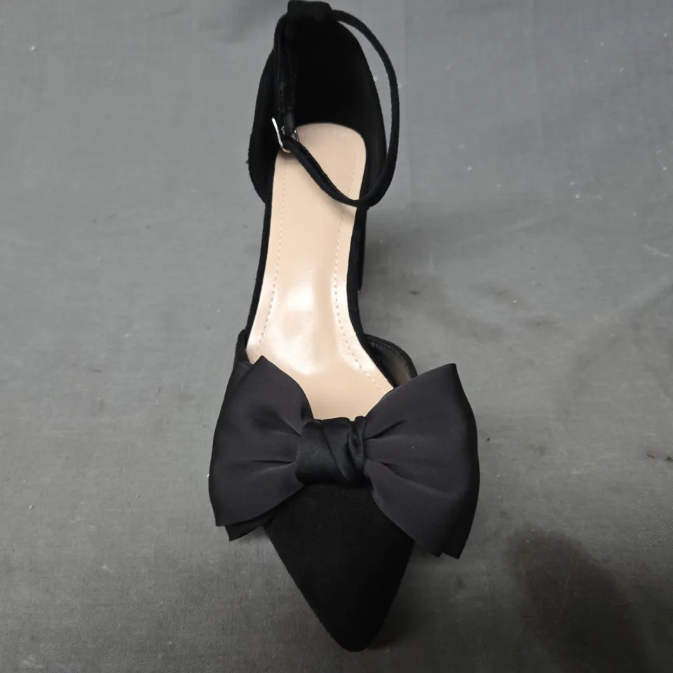 BOXED PAIR OF UNBRANDED POINTED TOE BLOCK HEEL SHOES IN BLACK W. BOW DETAIL EU SIZE 38