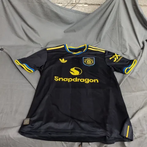 ADIDAS MANCHESTER UNITED AWAY JERSEY – BLACK WITH SNAPDRAGON SPONSOR (MEN'S)