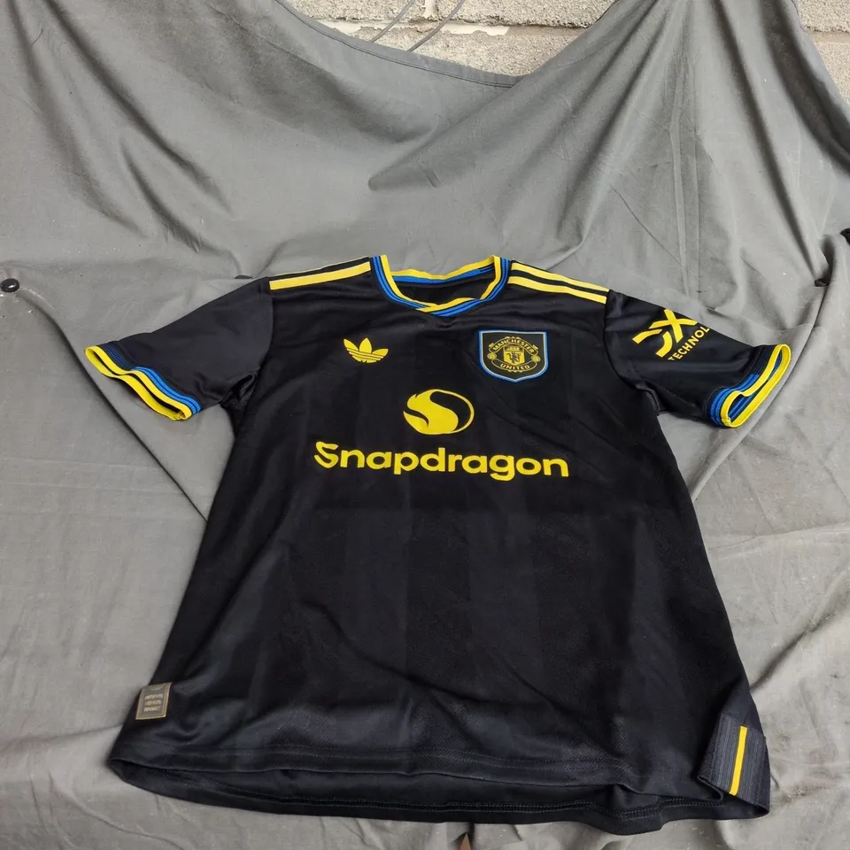 ADIDAS MANCHESTER UNITED AWAY JERSEY – BLACK WITH SNAPDRAGON SPONSOR (MEN'S)