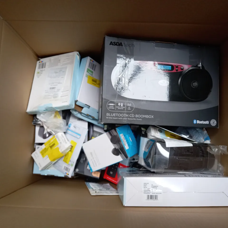 BOX OF APPROX 30 ASSORTED ELECTRICAL ITEMS TOO INCLUDE EARPHONES, RADIO AND FIRE STICK