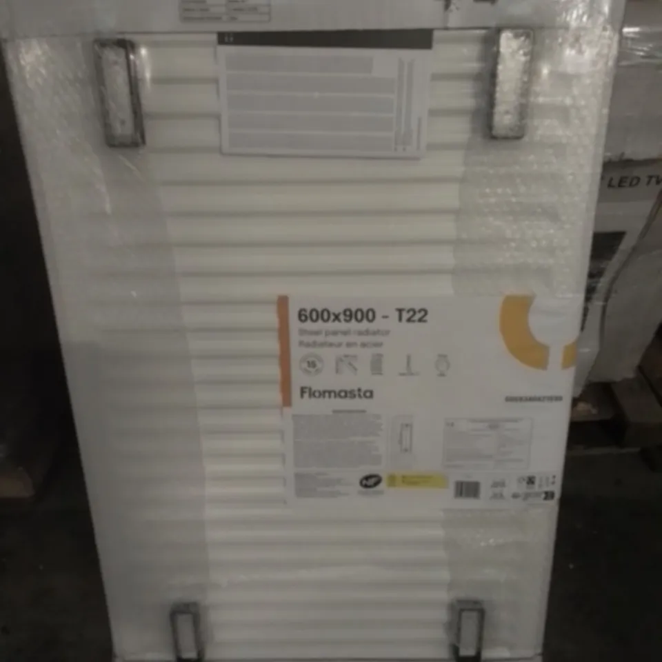 SEALED FLOMASTA 600X900 T22 STEEL PANEL RADIATOR 