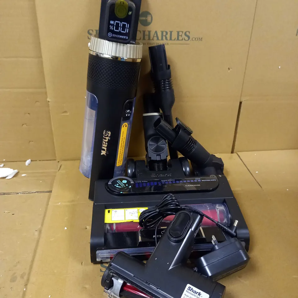 SHARK STRATOS CORDLESS VACUUM W/ANTI HAIR WRAP & CLEAN SENSE IQ IZ400UKT