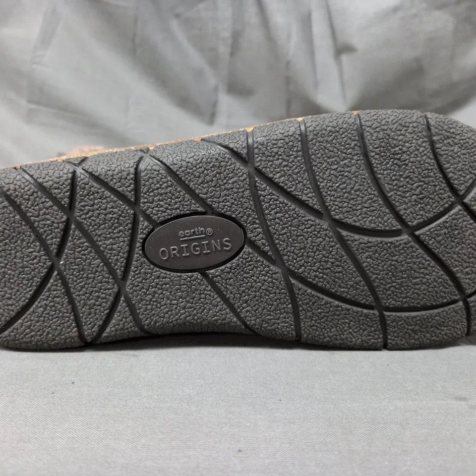 BOXED PAIR OF EARTH ORIGINS EMMALYN BOOTIES IN CHOCOLATE SIZE 5