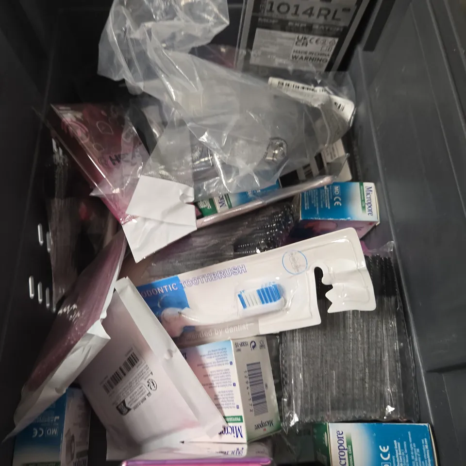 APPROXIMATELY 15 ASSORTED HEALTH & BEAUTY PRODUCTS TO INCLUDE WART REMOVER PADS, TATTOO CONCEALER, BODY BAR ETC