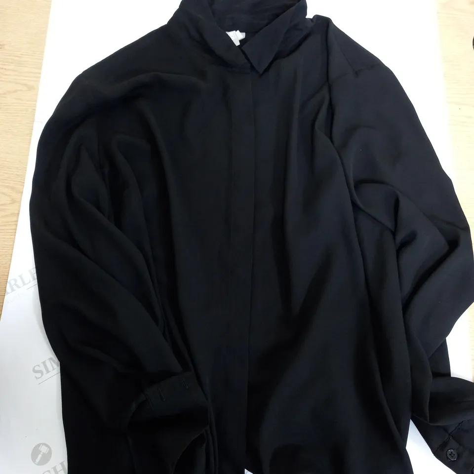 LARGE QUANTITY OF CLOTHING ITEMS TO INCLUDE , SWEATERS, JEANS, T-SHIRTS, ETC