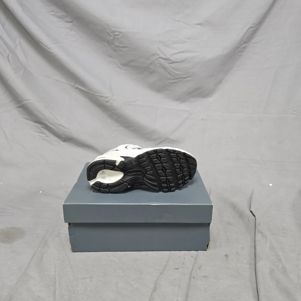 New Balance White Running Shoes – ABZORB cushioning CHILDRENS SIZE 11