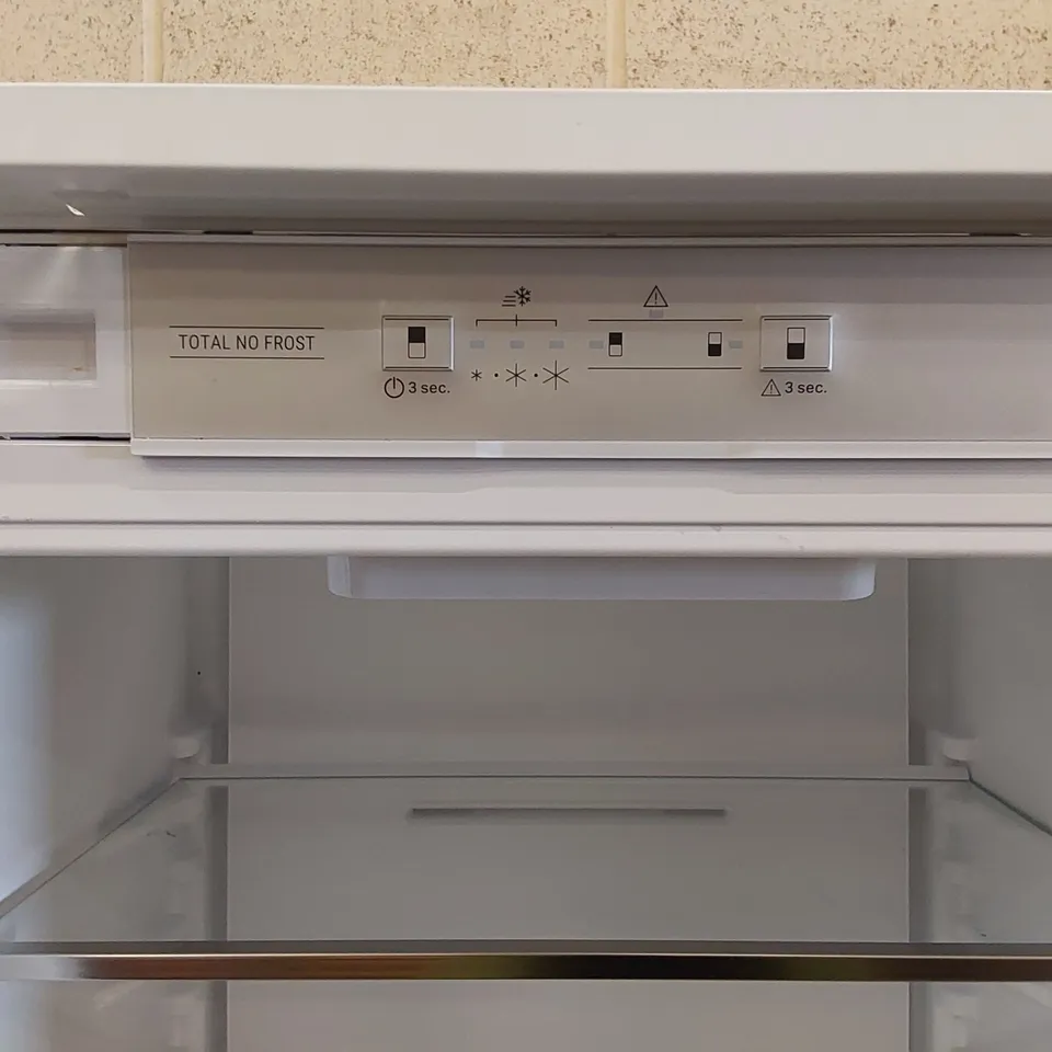HOTPOINT FREESTANDING FRIDGE FREEZER - WHITE 