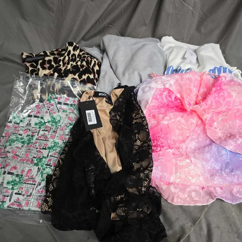 BOX OF APPROXIMATELY 20 ASSORTED CLOTHING ITEMS TO INCLUDE - TOPS, DRESS, HOODIE, ETC