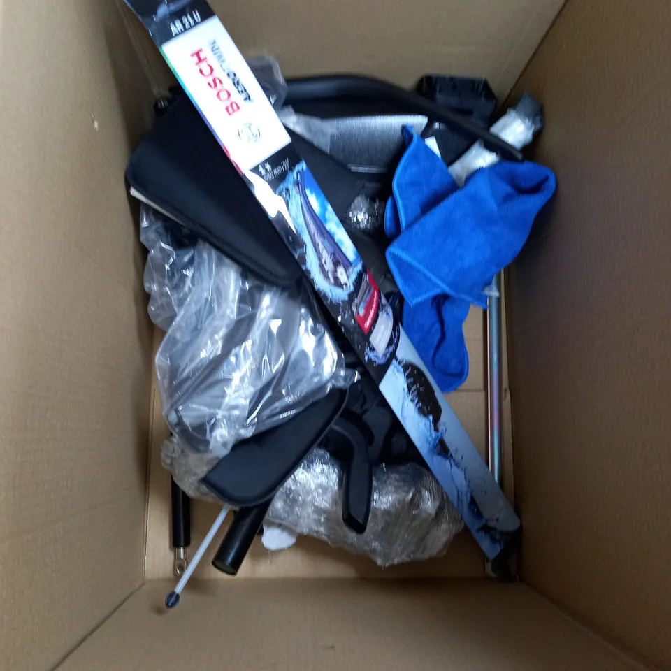 LOT OF ASSORTED CAR ITEMS TO INCLUDE SPRAY BOTTLE WIPER BLADE AND MICROFIBER CLOTHS / COLLECTION ONLY 