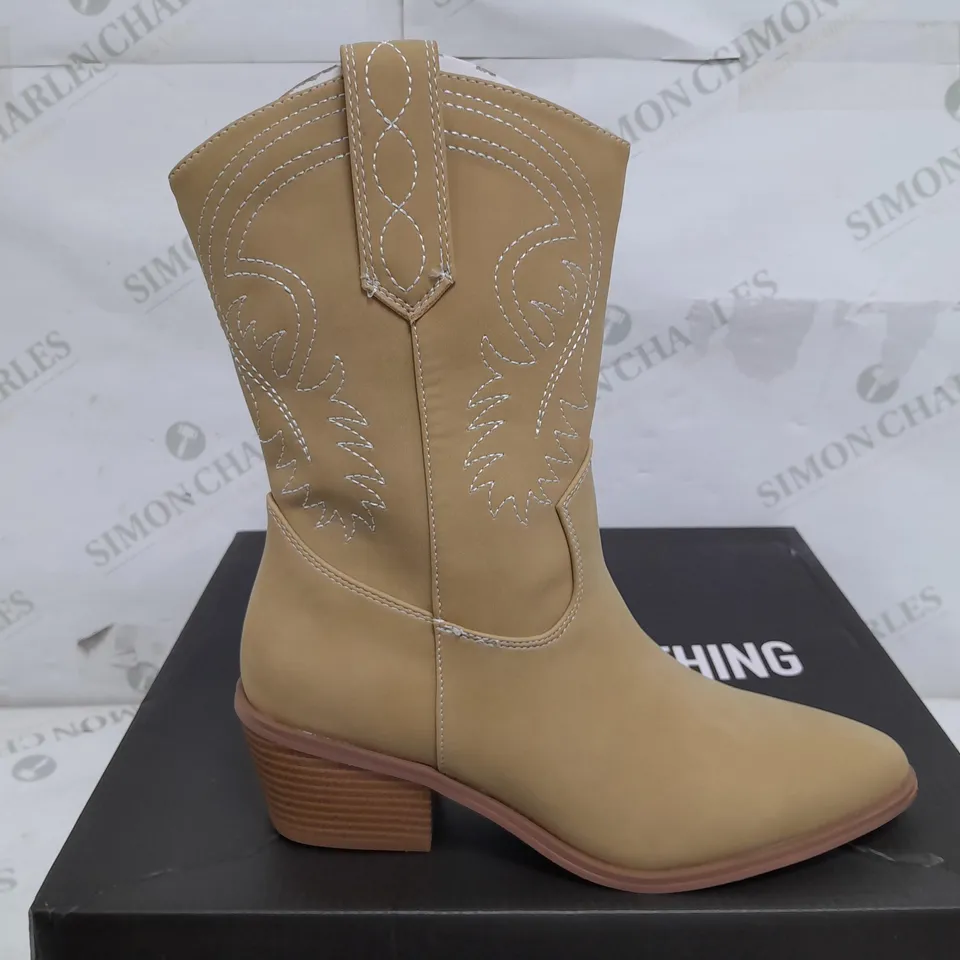 BOXED PAIR OF FAUX LEATHER POINTED STITCH DETAILING CALF WESTERN BOOTS IN BEIGE - SIZE 4