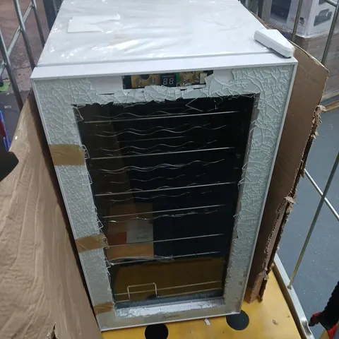 KLARSTEIN SHIRAZ UNO WINE COOLER - BROKEN GLASS ON DOOR