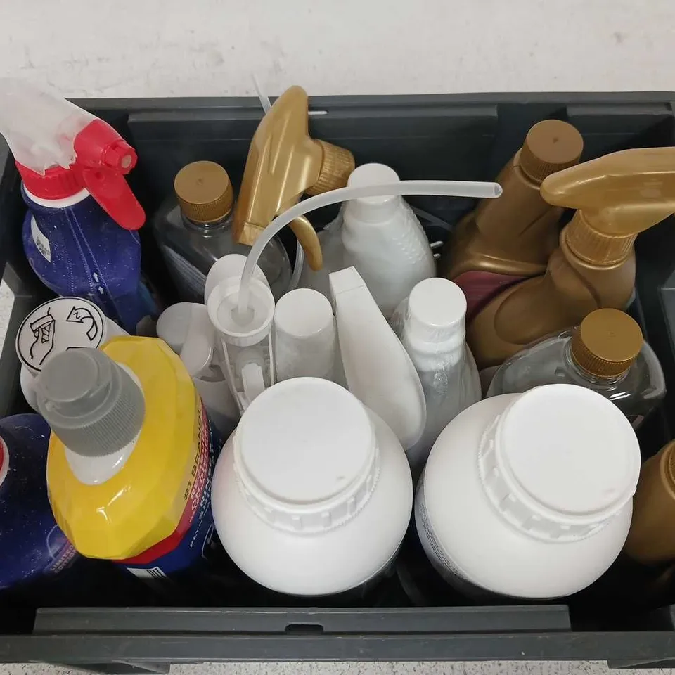 APPROXIMATELY 12 ASSORTED HOUSEHOLD ITEMS TO INCLUDE BILT HAMBER DEOX-C, FURBULOSA PET URINE DESTROYER, KITCHEN OIL CLEAN UP, ETC - COLLECTION ONLY