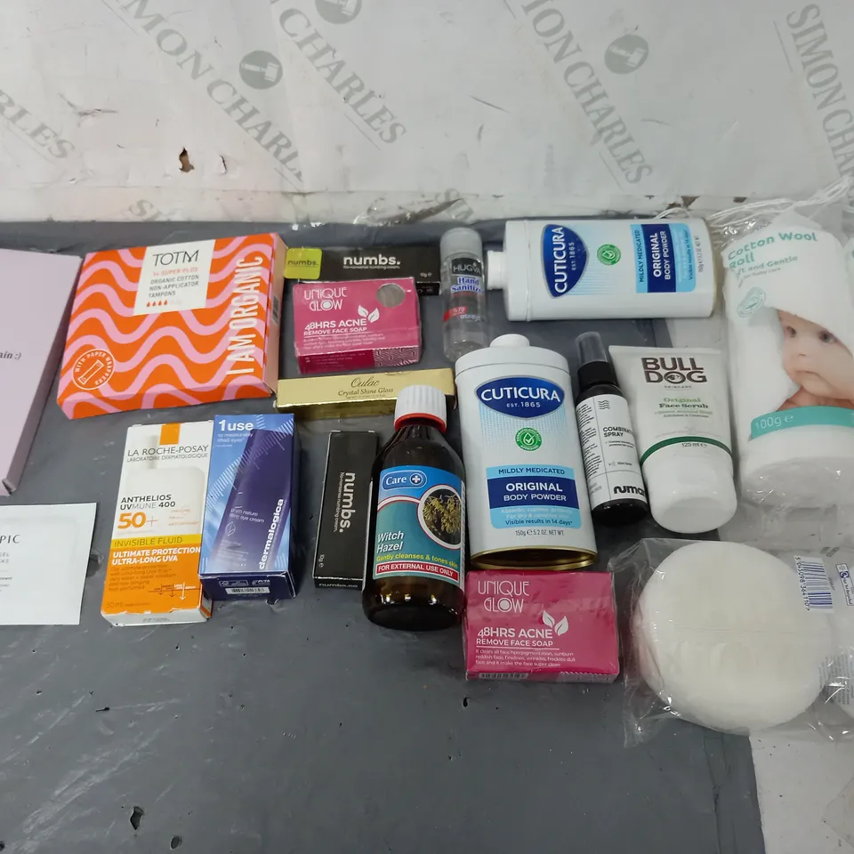 BOX OF APPROXIMATELY 12 ASSORTED COSMETIC ITEMS TO INCLUDE - ESTRID BLADES - BULL DOG FACE SCRUB - TROPIC HYDROGEL EYE MASK ETC. 