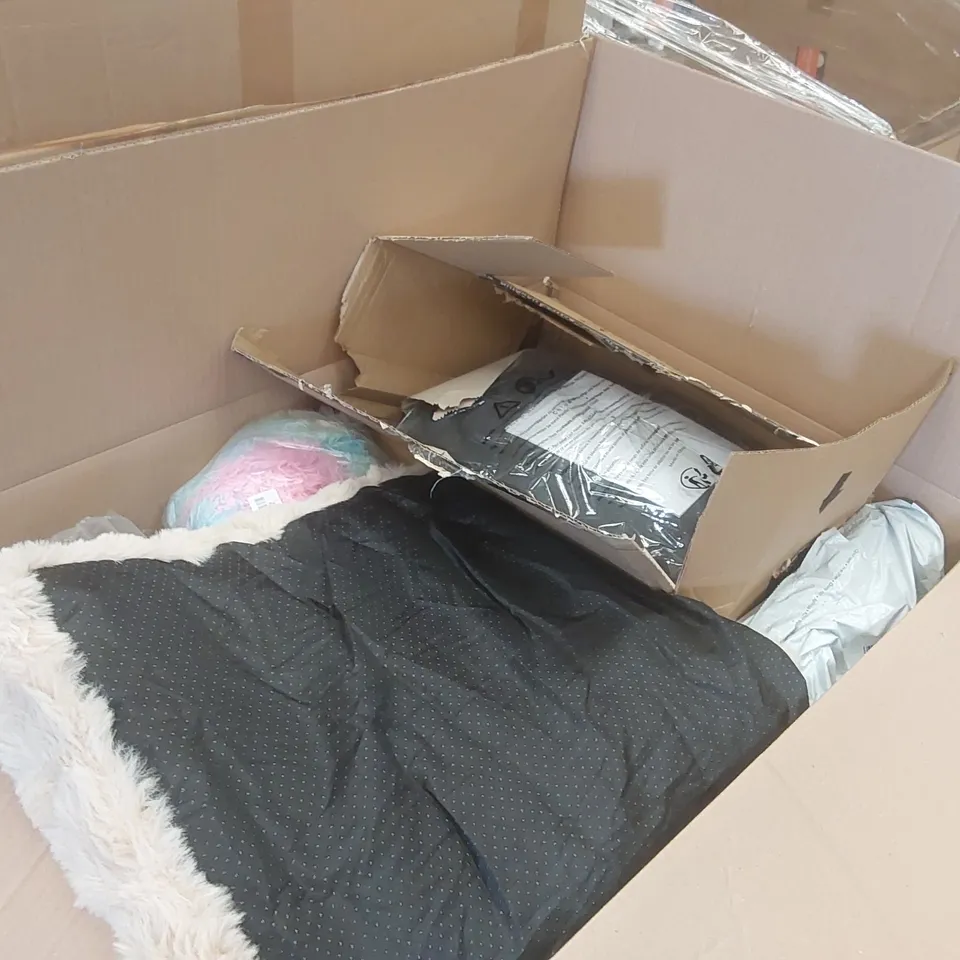 PALLET CONTAINING A VERY LARGE QUANTITY OF ASSORTED PET PRODUCTS