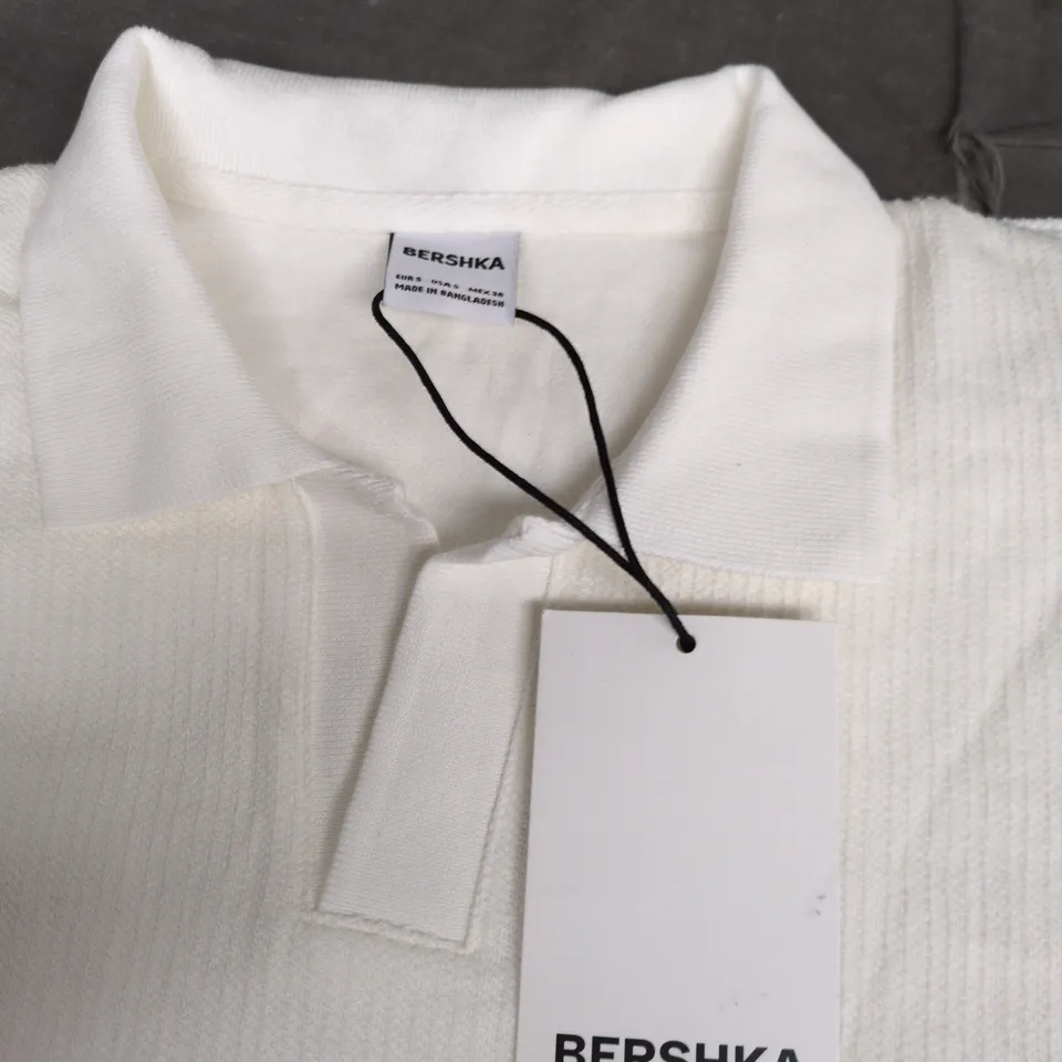 BERSHKA WHITE POLO SHIRT – BRAND LABEL ATTACHED SIZE SMALL