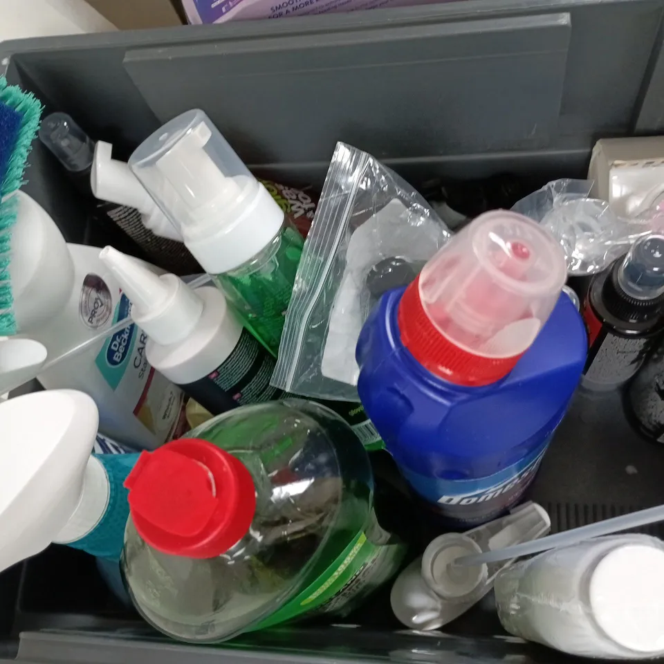 APPROXIMATELY 12 ASSORTED HOUSEHOLD LIQUID PRODUCTS TO INCLUDE SMOL WASHING UP LIQUID, CAT LITTER DEODORISER, DOMESTOS, ETC