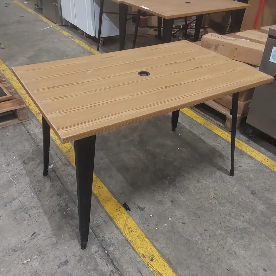 GARDEN TABLE WITH PARASOL HOLE