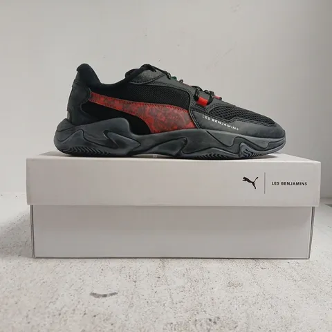 BOXED PAIR OF PUMA STORM LES BENJAMINS TRAINERS IN BLACK/RED SIZE UK 7