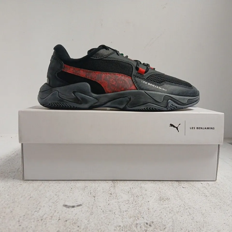 BOXED PAIR OF PUMA STORM LES BENJAMINS TRAINERS IN BLACK/RED SIZE UK 7