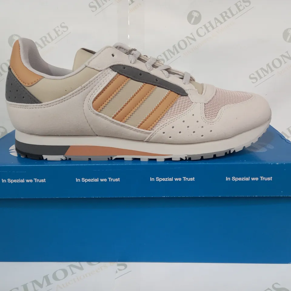 BOXED PAIR OF ADIDAS ZX 620 SPZL SHOES IN CREAM/TAN/GREY UK SIZE 8.5