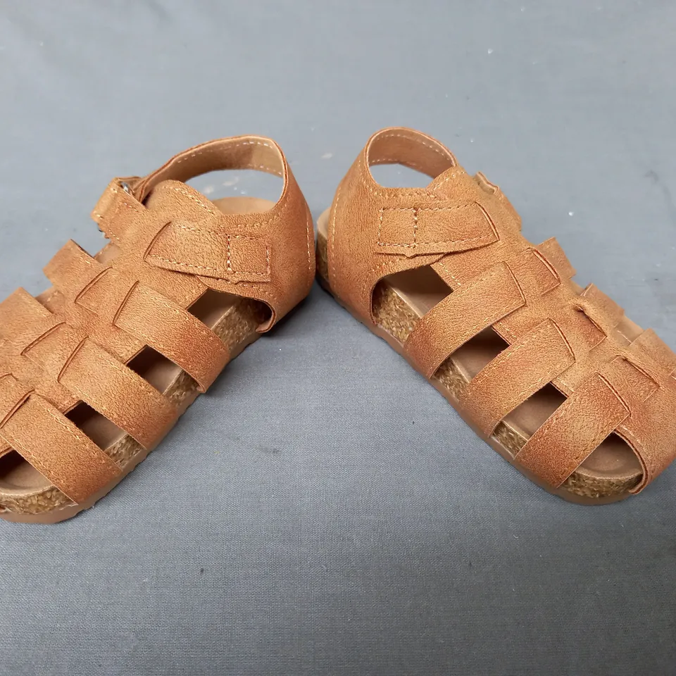 BOXED PAIR OF DESIGNER KIDS SANDALS IN BROWN EU SIZE 21