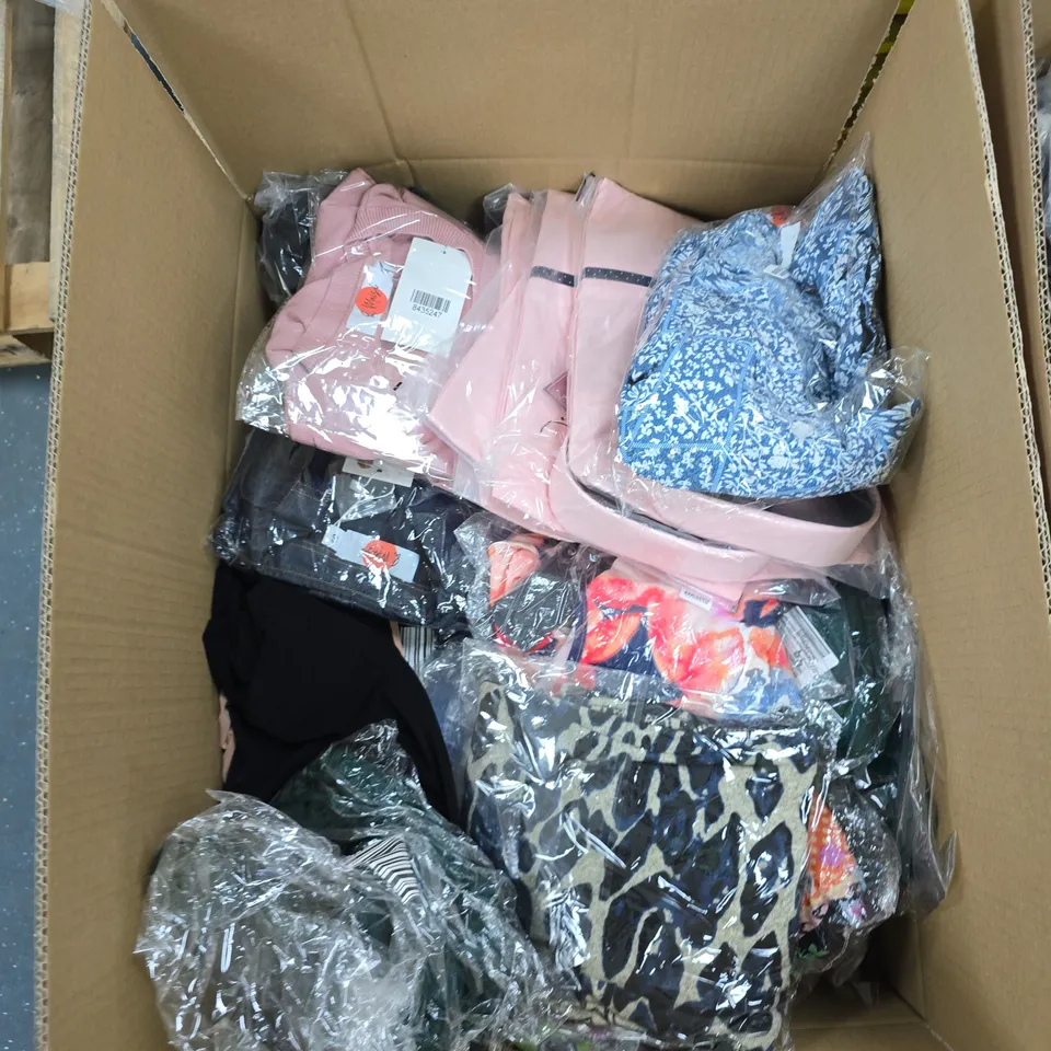 BOX OF APPROXIMATELY 25 ASSORTED CLOTHING ITEMS TO INCLUDE: REGATTA COAT