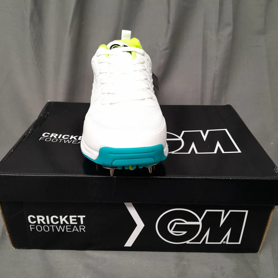 BOXED PAIR OF GM AION SPIKE CRICKET SHOES IN WHITE/BLUE/LIME UK SIZE 10
