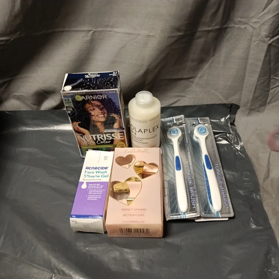 APPROXIMATELY 20 ASSORTED COSMETIC ITEMS INCLUDING TONGUE BRUSHES, HAIR SECTION CLIPS, FACE WASH GEL, GARNIER NUTRISSE ULTRA COLOR