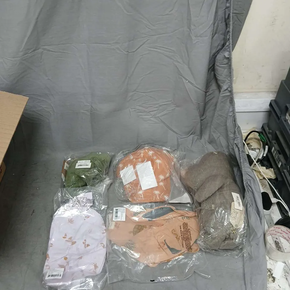 QUANTITY OF APPROXIMATELY 30 ITEMS OF LEWOOD HATS AND BABY PLUSH TOYS OF VARIOUS SIZES .