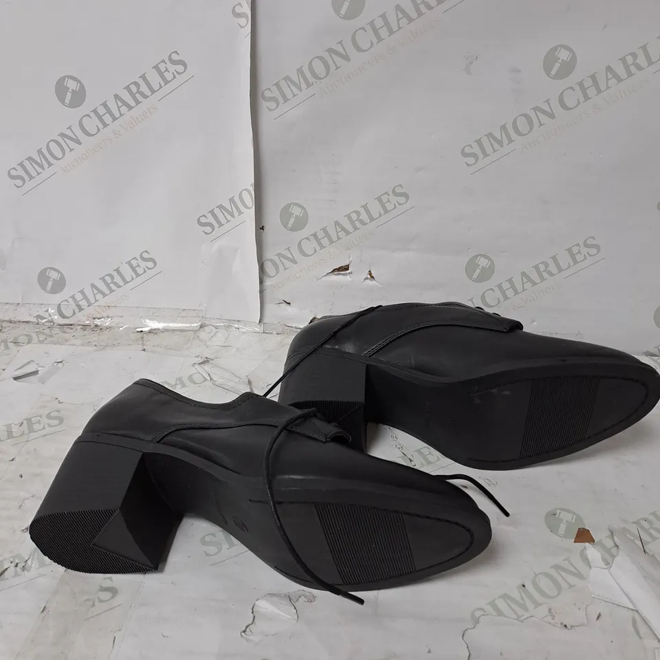 APPROXIMATELY 10 PAIRS OF UNBOXED GEORGE FABULOUS FOOTWEAR HEELED SUIT SHOES IN BLACK - VARIOUS SIZES 