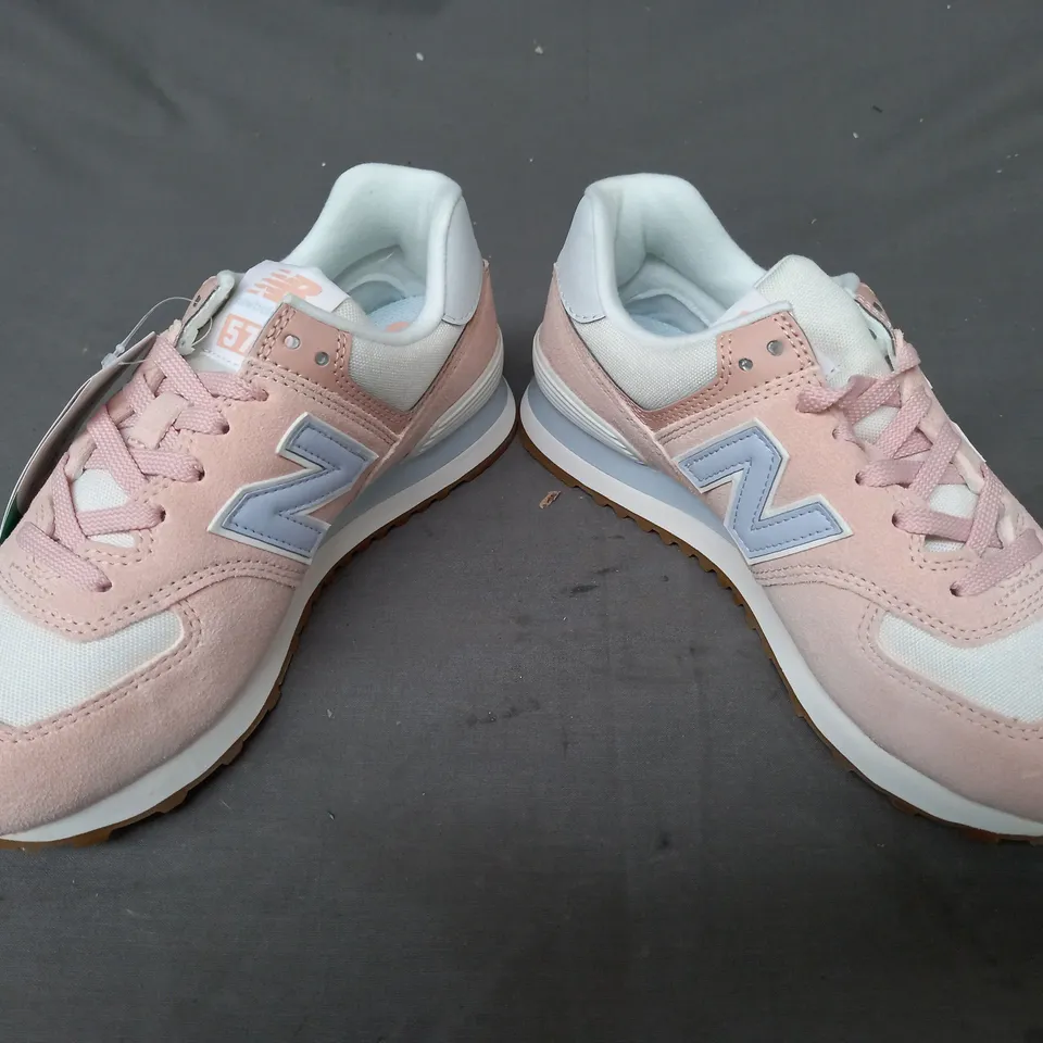 BOXED PAIR OF NEW BALANCE 574 TRAINERS IN PALE PINK UK SIZE 5