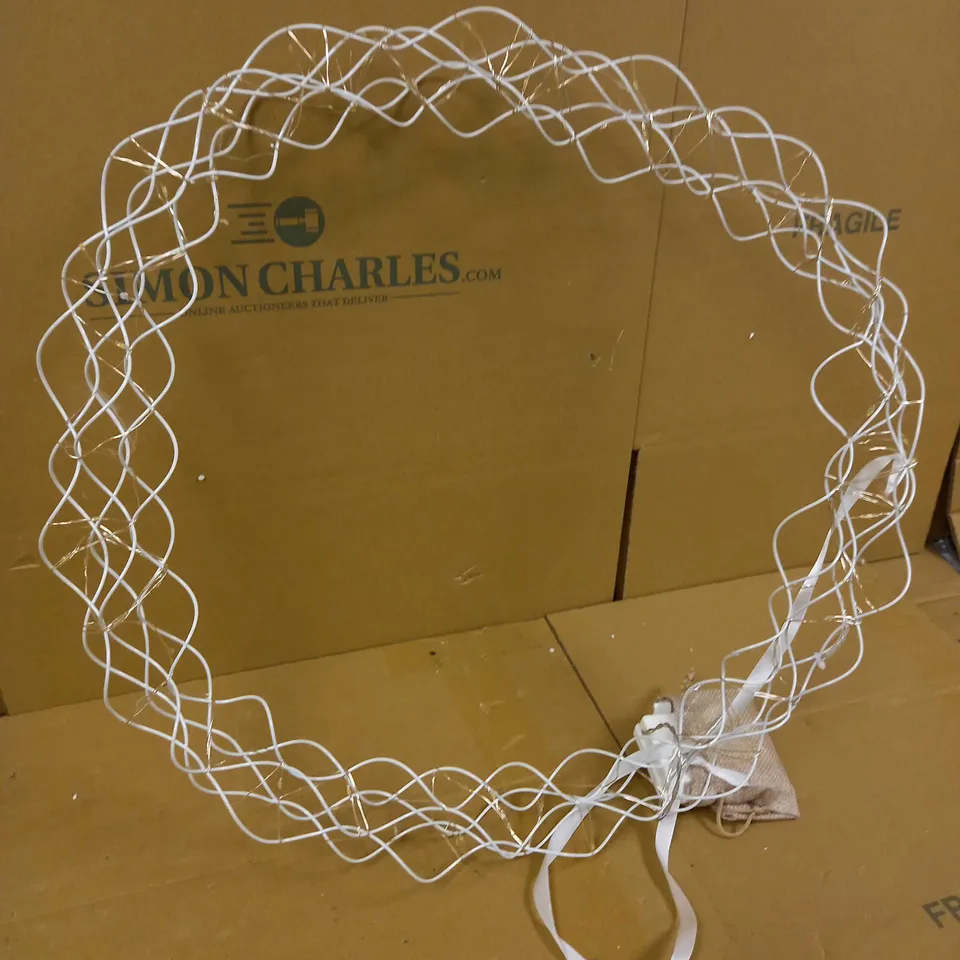 MODERN WREATH WITH INTEGRATED LEDS