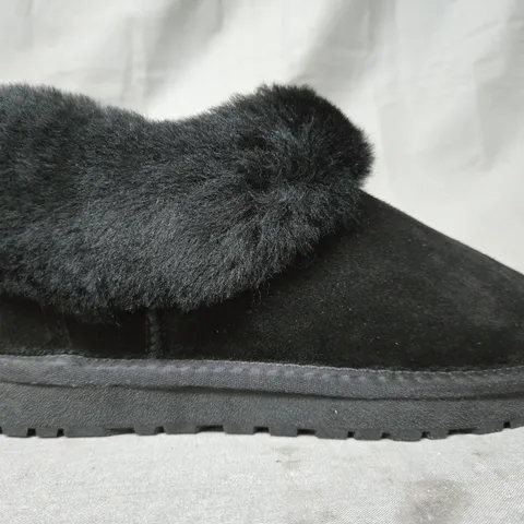 BOXED PAIR OF UGG SHOES IN BLACK UK SIZE 3