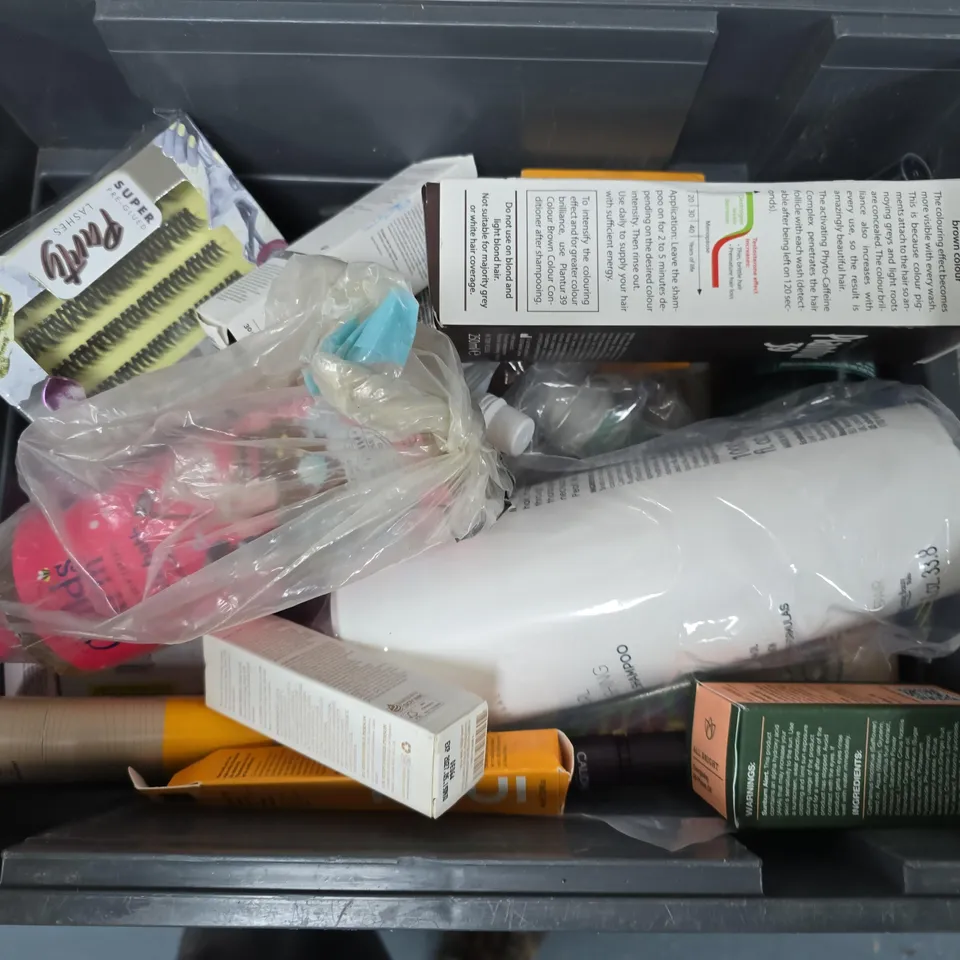 APPROXIMATELY 15 ASSORTED HEALTH & BEAUTY PRODUCTS TO INCLUDE MANE HAIR THICKENING SHAMPOO, THE ORDINARY RESVERATROL + FERULIC ACID, INDU STAND UP TUBING MASCARA, ETC